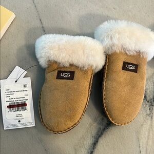 UGG Tan and White Sheepskin mittens